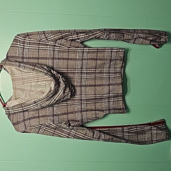 Red black and white print crop top with hood - Picture 2 of 3